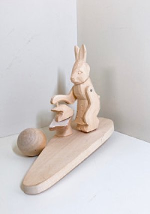 画像1: バガローツカエ村の木製民芸玩具「アイロンうさぎ」(工場認定証付き)